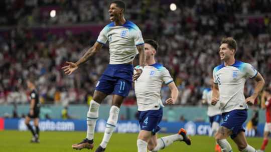 Na snímke anglický futbalista Marcus Rashford (hore) sa teší z úvodného gólu.