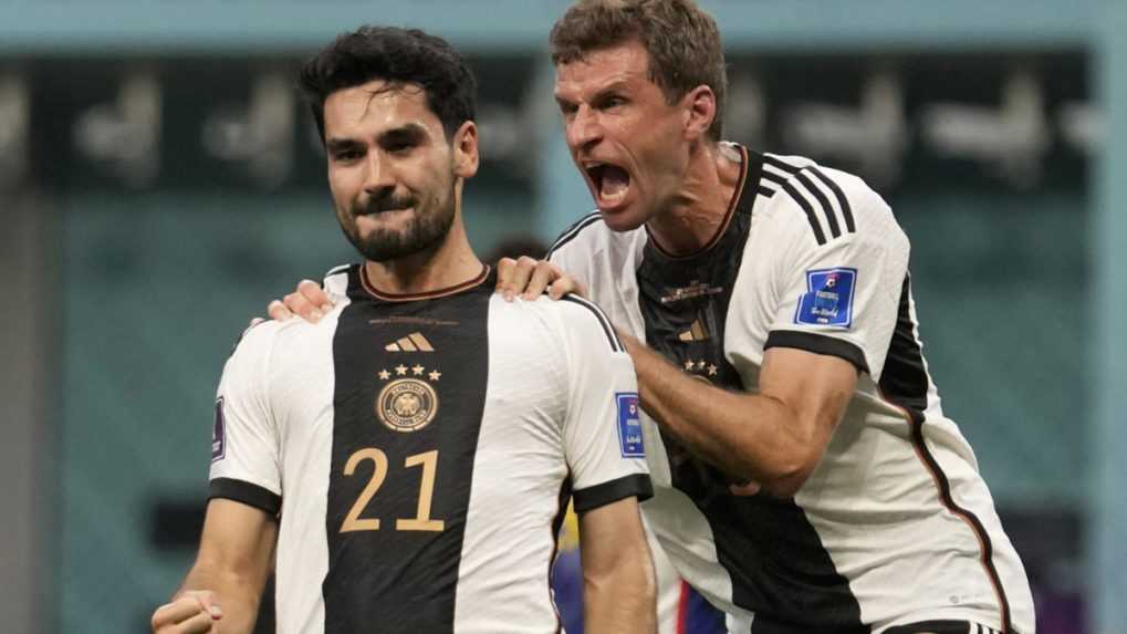 Nemecký futbalista Ilkay Gündogan (vľavo) a jeho spoluhráč Thomas Müller.