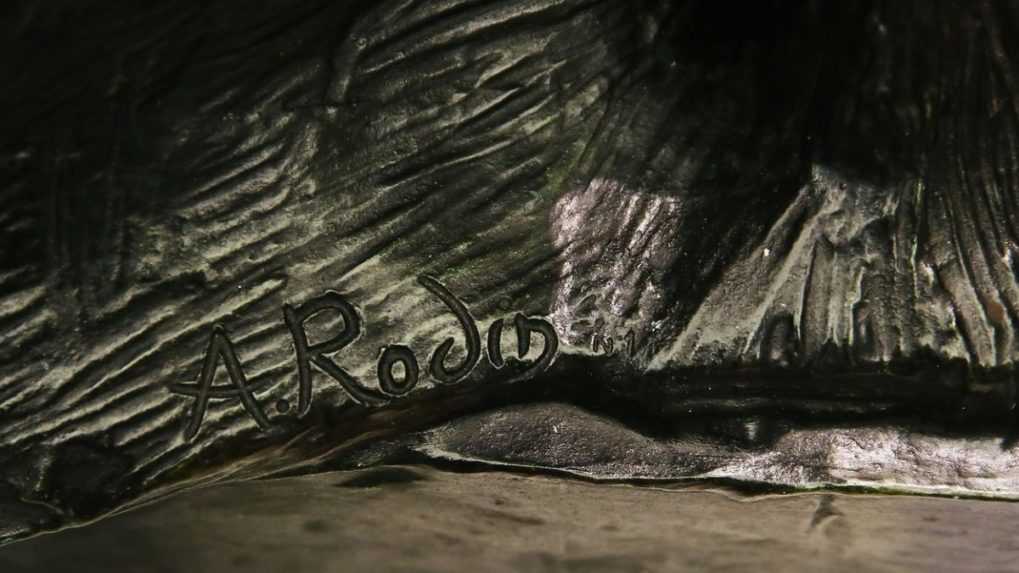 Podpis sochára Augusta Rodina na bronzovej soche s názvom Balzac v mníšskom habite.