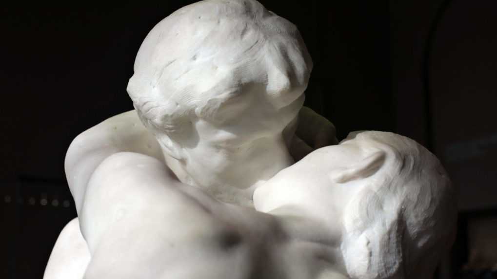 Na snímke socha s názvom Bozk od francúzskeho sochára Augusta Rodina.