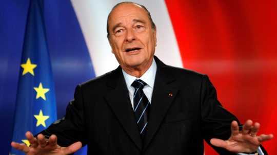 Na snímke je bývalý francúzsky prezident Jacques Chirac, v pozadí vlajka európskej únie a vlajka Francúzska.