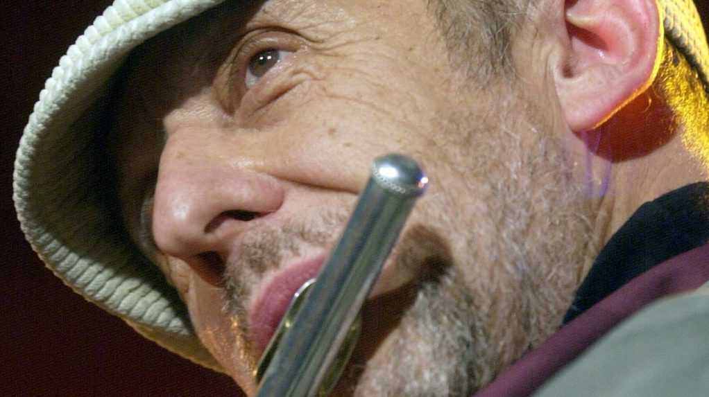 Na archívnej snímke z roku 2003 je skladateľ a multiinštrumentalista Jiří Stivín.