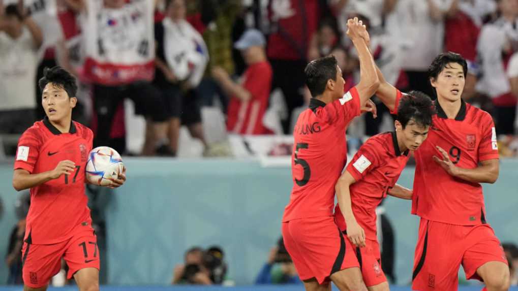 Na snímke juhokórejský futbalista Cho Gue-sung (vpravo) sa teší zo svojho prvého gólu.