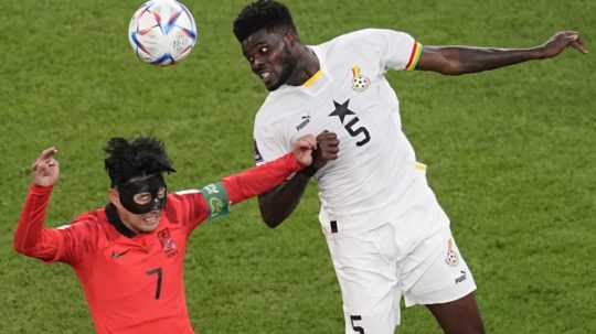 Na snímke ghanský futbalista Thomas Partey (vpravo) a juhokórejský futbalista Son Hung-min.