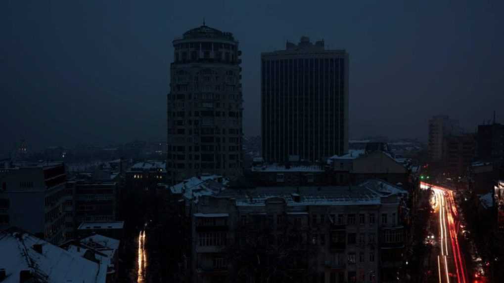 Na snímke Kyjev bez elektriny.