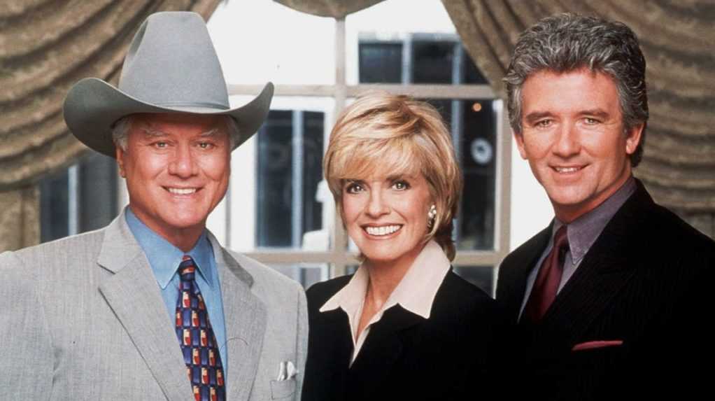 Na archívnej snímke hlavní predstavitelia amerického seriálu Dallas Larry Hagman (vľavo), Linda Grayová a Patrick Duffy.