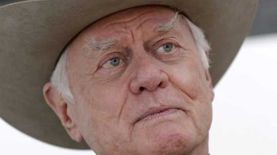 Na archívnej snímke americký herec Larry Hagman, ktorý stvárnil bezohľadného ropného magnáta J.R. Ewinga v seriáli Dallas.