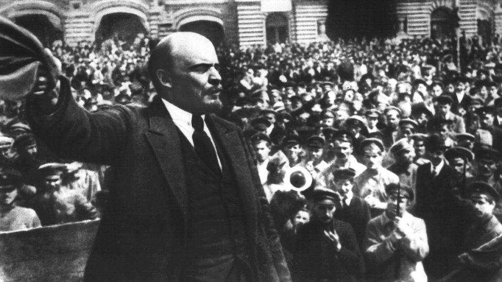 Na archívnej snímke Vladimír Iľjič Lenin pri prejave k vojakom novozaloženej Sovietskej armády na Červenom námestí v Moskve.