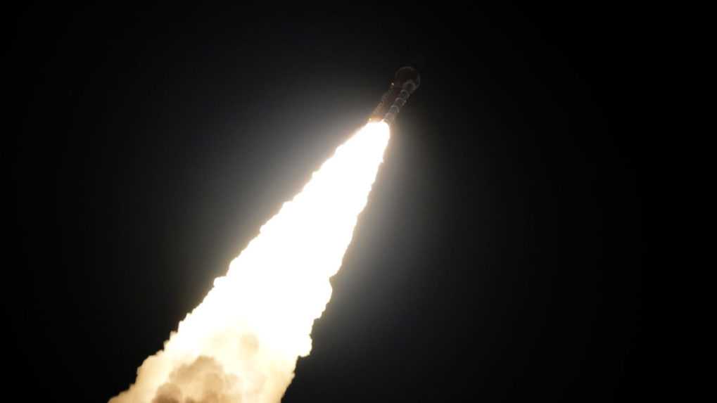 Na snímke štart superťažkej rakety Space Launch System s modulom Orion bez ľudskej posádky.