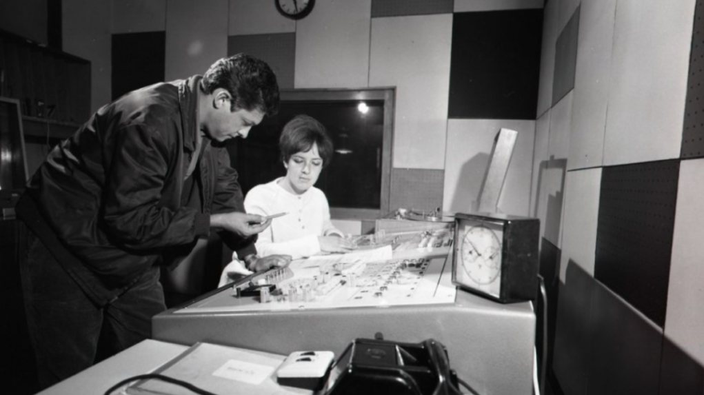 Na archívnej snímke z roku 1967 Osvald Záhradník, režisér Československého rozhlasu, a technička Mária Filkorová.