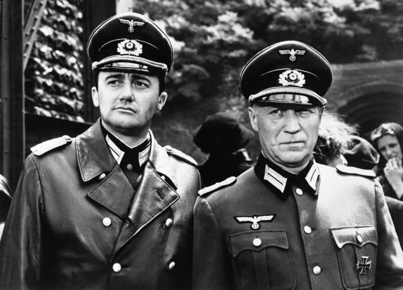 Vľavo americký herec Robert Francis Vaughn vo filme Most pri Remagene z roku 1969.