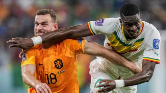 olandský futbalista Vincent Janssen (vľavo) a hráč Senegalu Pape Abou Cisse.