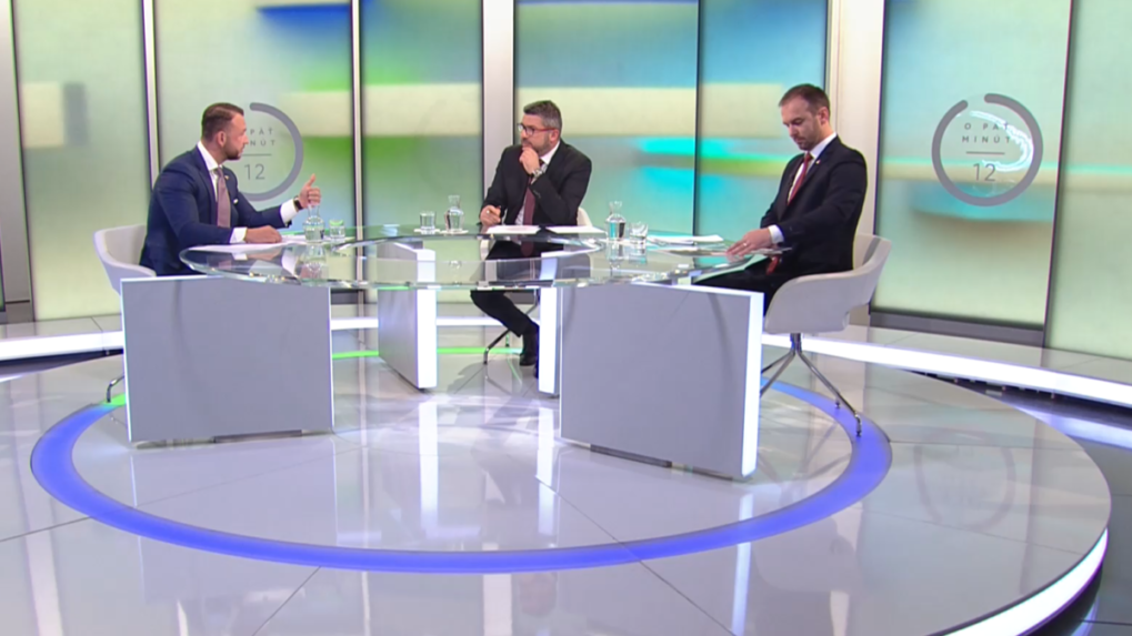 Na sn&iacute;mke zľava gener&aacute;lny manaž&eacute;r Hlas-SD Mat&uacute;&scaron; &Scaron;utaj E&scaron;tok (nezaraden&yacute;), moder&aacute;tor Marek Makara a predseda poslaneck&eacute;ho klubu OĽANO Michal &Scaron;ipo&scaron;.