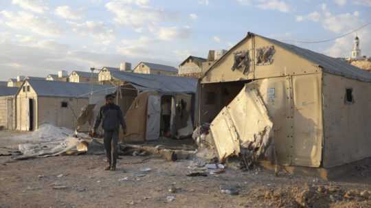 Na snímke materiálne škody po raketovom útoku, ktorý zasiahol tábor pre vysídlené osoby v provincii Idlib.