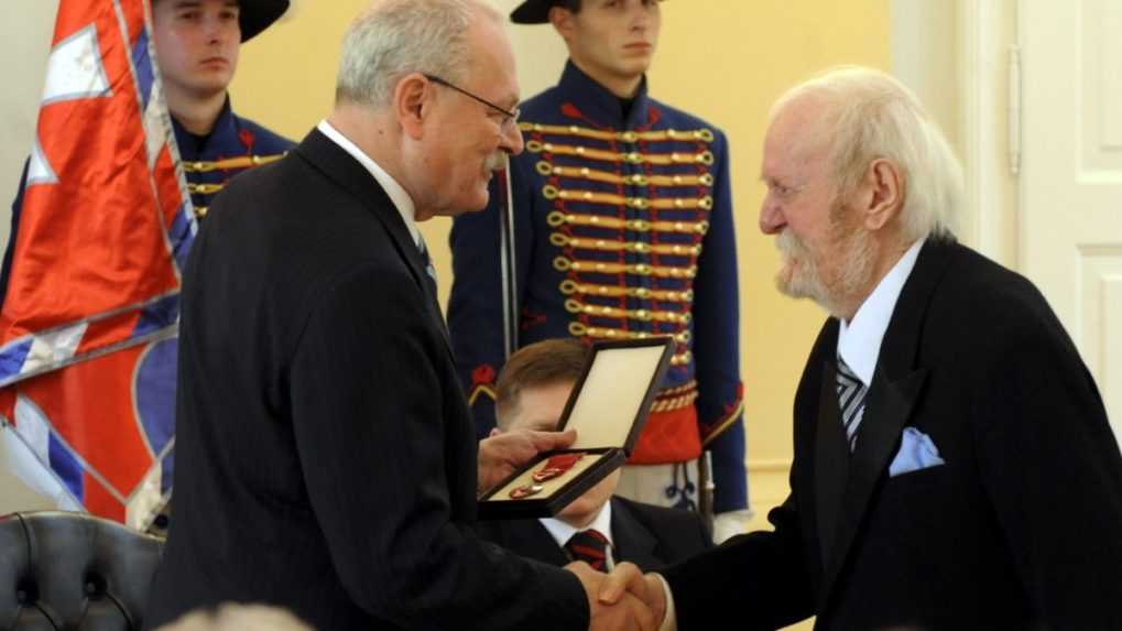 Exprezident Ivan Gašparovič na archívnej snímke odovzdáva štátne vyznamenanie Pribinov krížž III. triedy Viliamovi Polónyimu za významné zásluhy o kultúrny rozvoj Slovenska.