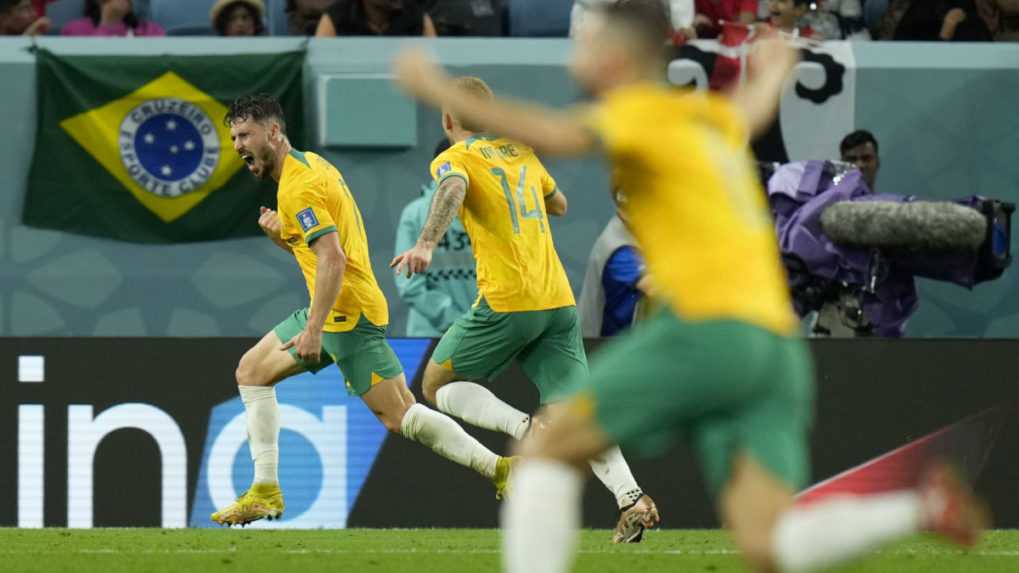 Na snímke austrálsky hráč Mathew Leckie (vľavo) sa teší z gólu.