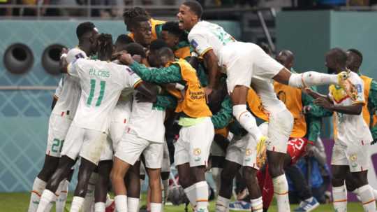 Senegalskí hráči sa tešia z gólu z penalty, ktorý strelil hráč Ismaila Sarr.