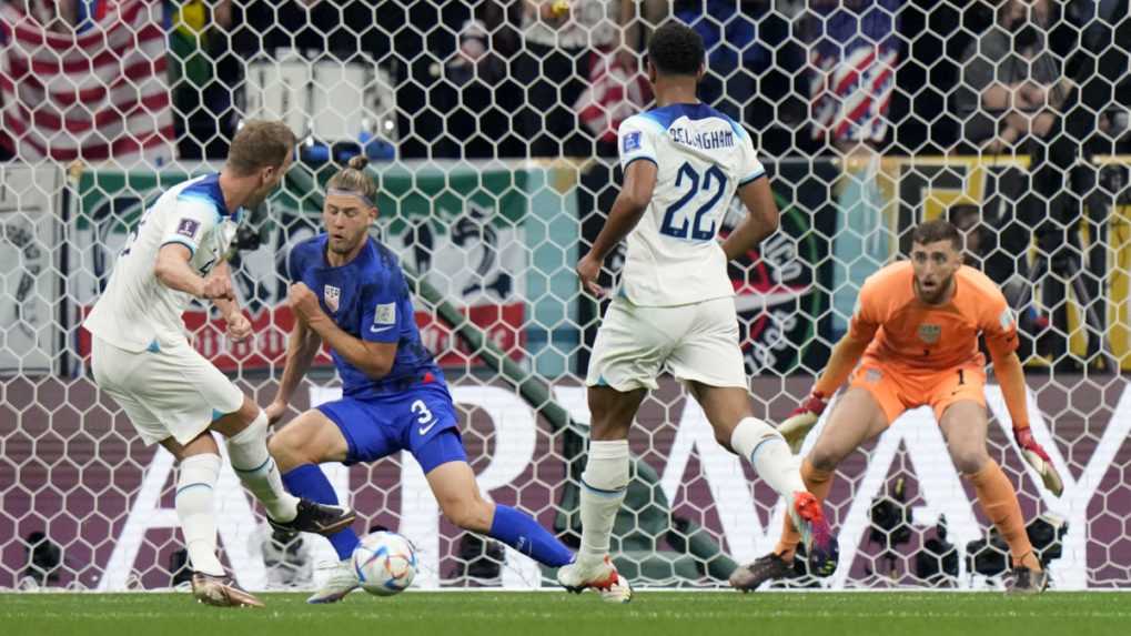 Americký brankár Matt Turner (vpravo) a futbalista Harry Kane (vľavo) počas zápasu.