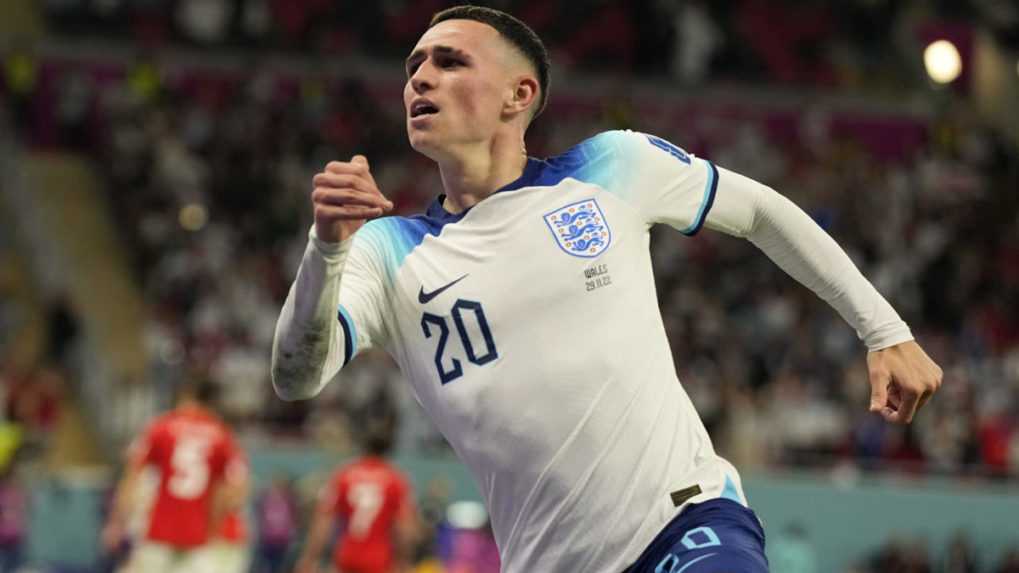 Na snímke anglický futbalista Phil Foden sa teší z gólu.