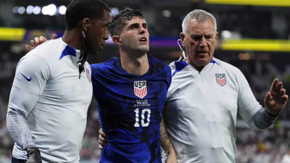 Na snímke zranený americký futbalista Christian Pulišič odchádza z trávnika po strelení gólu.