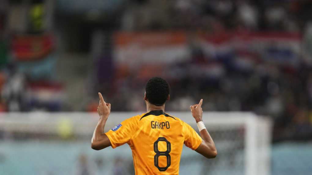 Holandský futbalista Cody Gakpo sa teší po strelení úvodného gólu.