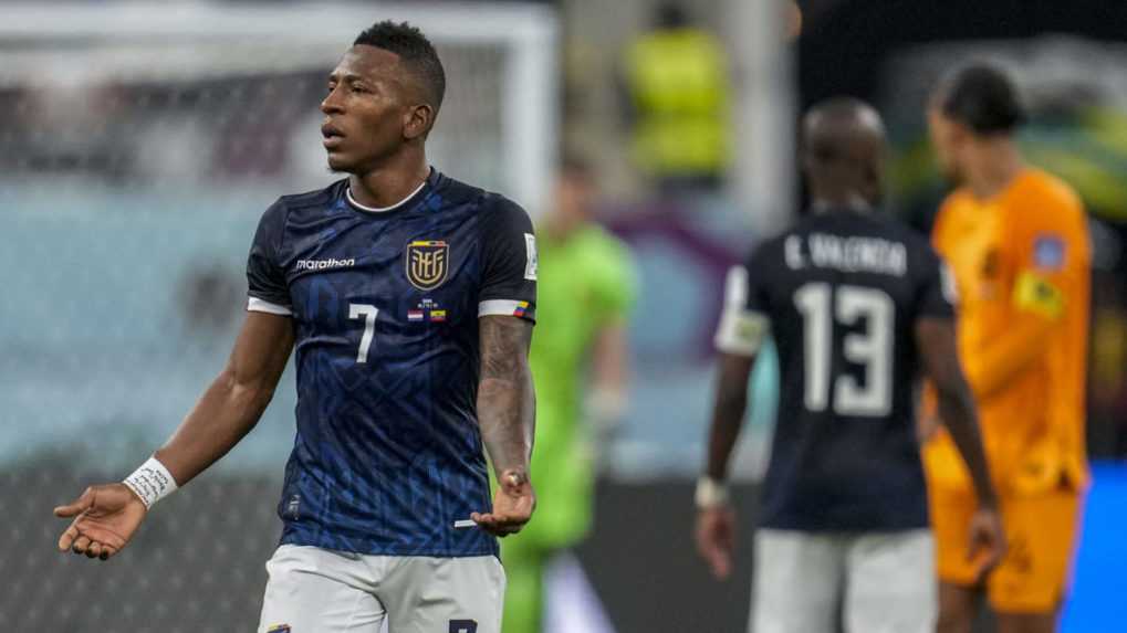 Ekvádorský futbalista Pervis Estupinan reaguje po neuznaní svojho gólu.