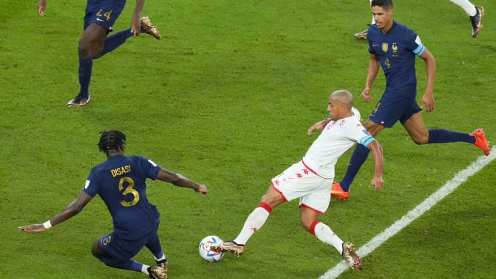 Na snímke tuniský futbalista Wahbi Khazri strieľa gól.