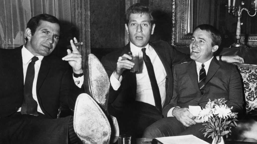 Na archívnej snímke z roku 1968 sú americkí herci z vojenského filmu Most pri Remagene - zľava Ben Gazzara, George Segal a Robert Vaughn.