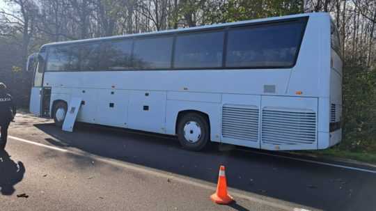 Na snímke havarovaný autobus