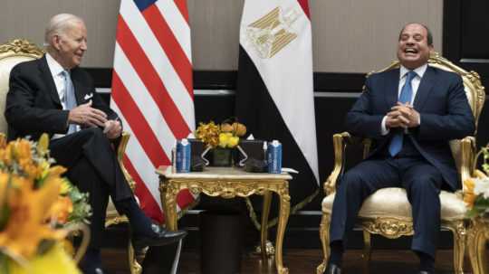 Americký prezident Joe Biden (vľavo) a egyptský prezident Abdal Fattáh Sísí sa usmievajú počas stretnutia na klimatickom summite COP27 v egyptskom Šarm aš-Šajchu.