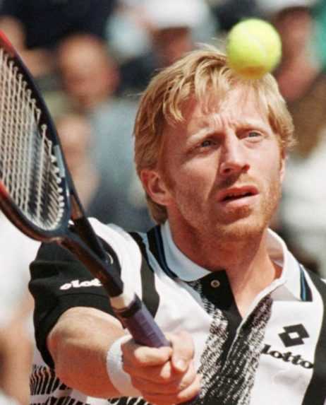 Na arch&iacute;vnej sn&iacute;mke nemeck&yacute; tenista Boris Becker počas z&aacute;pasu.