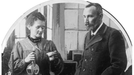 Marie Curie-Sklodowska s manželom Pierrom Curiem v laboratóriu.