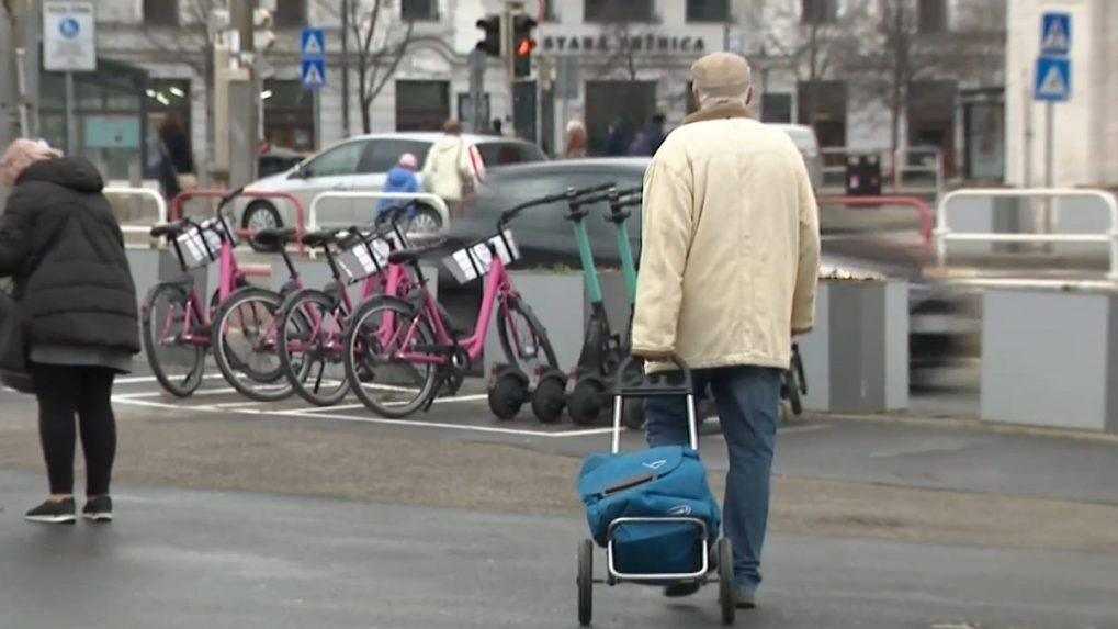 Slovenskí seniori sú v rámci Európy najmenej ohrození chudobou. Niektoré inštitúcie by pre nich privítali väčšiu pomoc od štátu