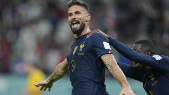 Francúzsky hráč Olivier Giroud (vľavo) oslavuje so spoluhráčom Ousmaneom Dembeleom po tom, ako strelil druhý gól vo futbalovom zápase D-skupiny Francúzsko - Austrália na MS 2022 vo futbale v katarskom meste Al Wakrah.