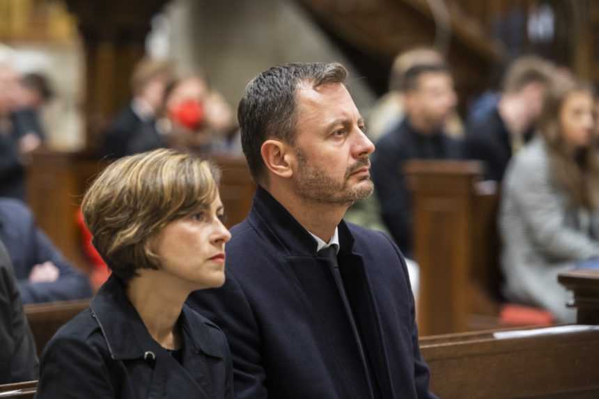 Premiér Eduard Heger (OĽANO) s manželkou Luciou na omši za obete bratislavských tragédií.