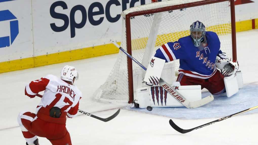 NHL: Halák zneškodnil 33 striel, jeho Rangers však aj tak prehrali