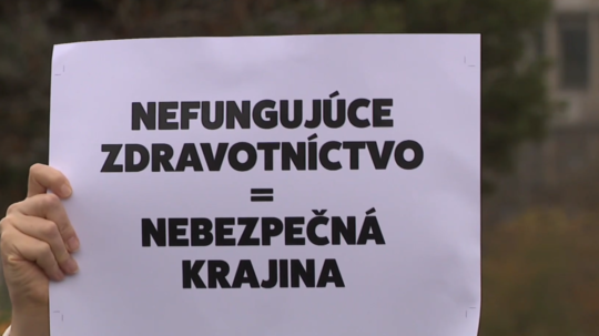 Ilustračná snímka z protestu Lekárskeho odborového združenia pred Úradom vlády SR.