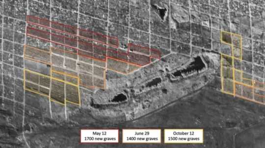 Satelitné zábery zobrazujúce nové hroby neďaleko Mariupola.