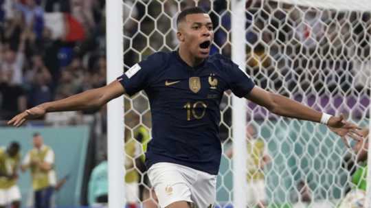 Francúzsky hráč Kylian Mbappé oslavuje po tom, ako strelil druhý gól proti Dánsku vo futbalovom zápase D-skupiny