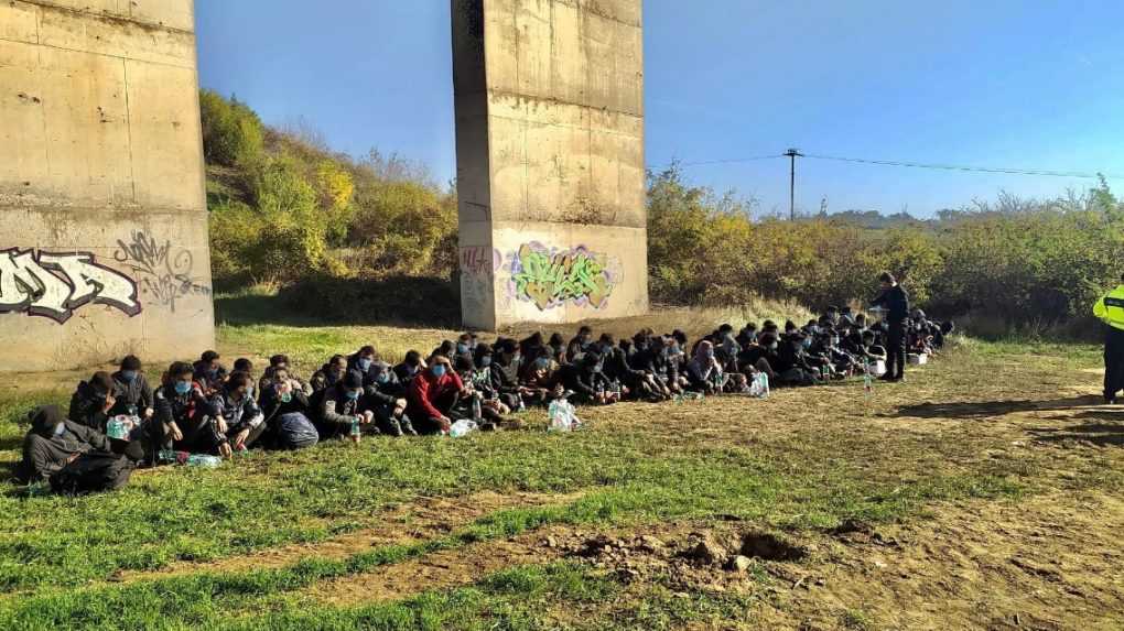 Nitrianski policajti zadržali takmer stovku migrantov