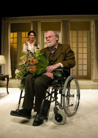 Na snímke herec Pavol Mikulík na vozíčku s kyticou kvetov v náručí