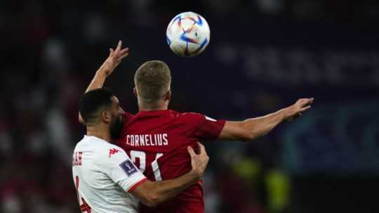 Dánsky futbalista Andreas Cornelius v súboji s Tunisanom Yassine Meriahom.