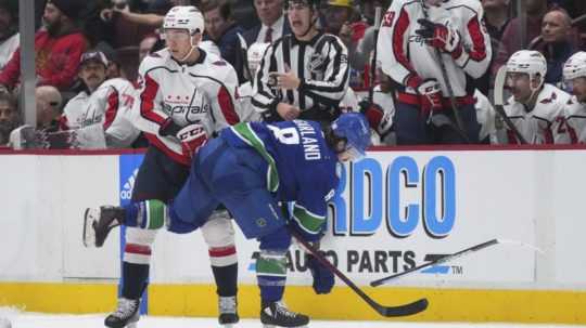 Slovenský hokejista Martin Fehérváry (Washington Capitals) v súboji s Conorom Garlandom (Vancouver Canucks).