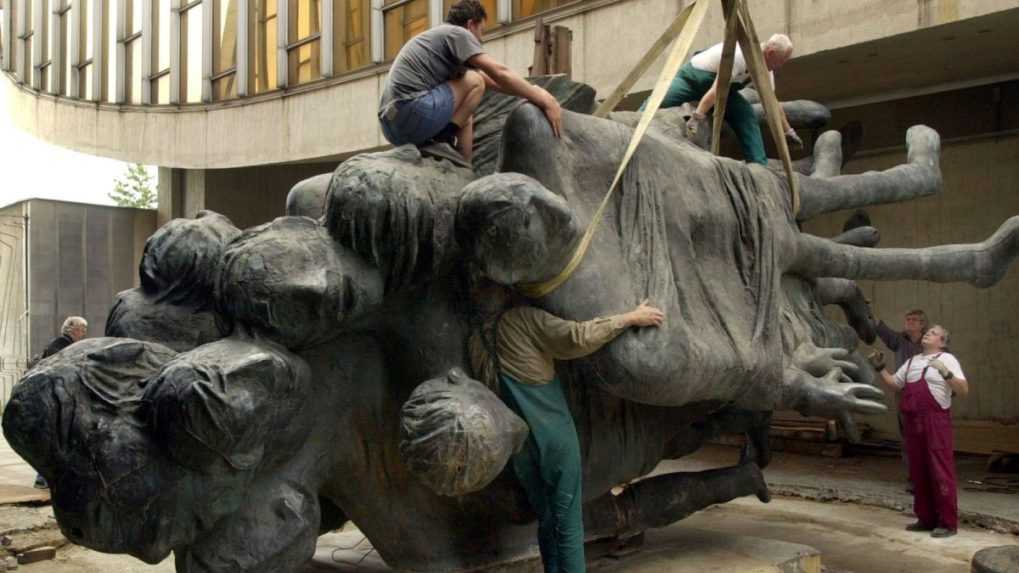 Na snímke znovuosadenie Jankovičovho súsošia Obete varujú do banskobystrického Múzea SNP.