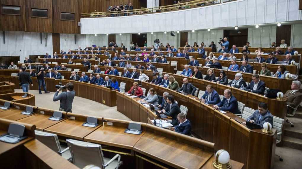 Poslanci neschválili program schôdze, popoludní bude mimoriadne rokovanie