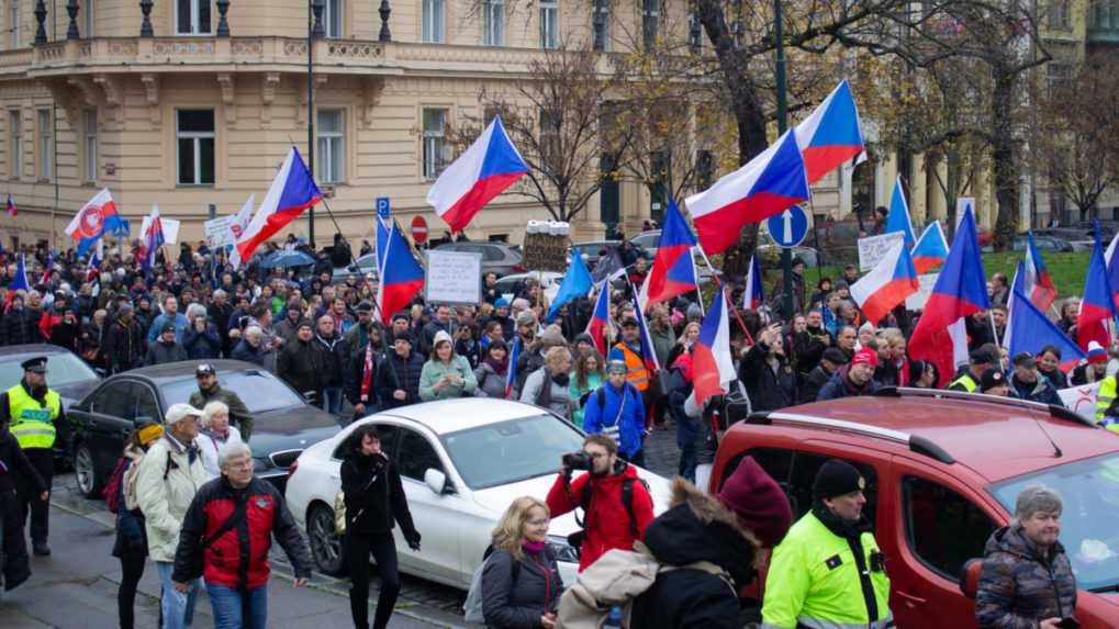 Demonštranti protestovali pred budovou Českej televízie