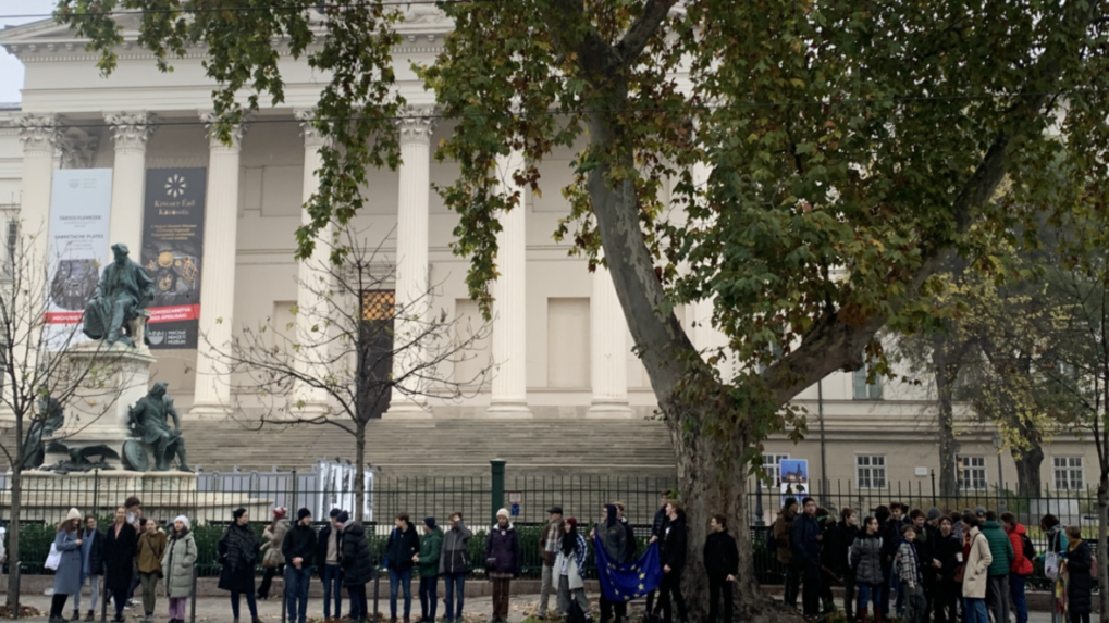 Rodičia, žiaci a členovia mimovládnych organizácií vytvárajú na podporu učiteľov živé reťaze v Budapešti, aj iných maďarských mestách.