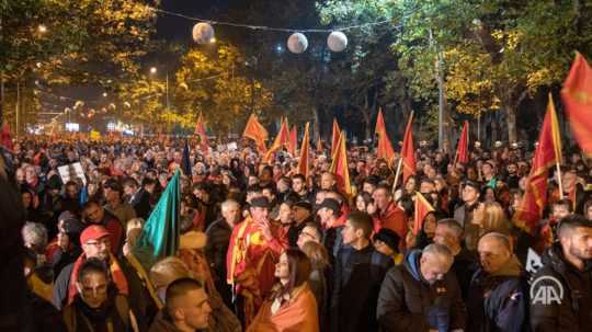 Protestujúci v uliciach Podgorice.