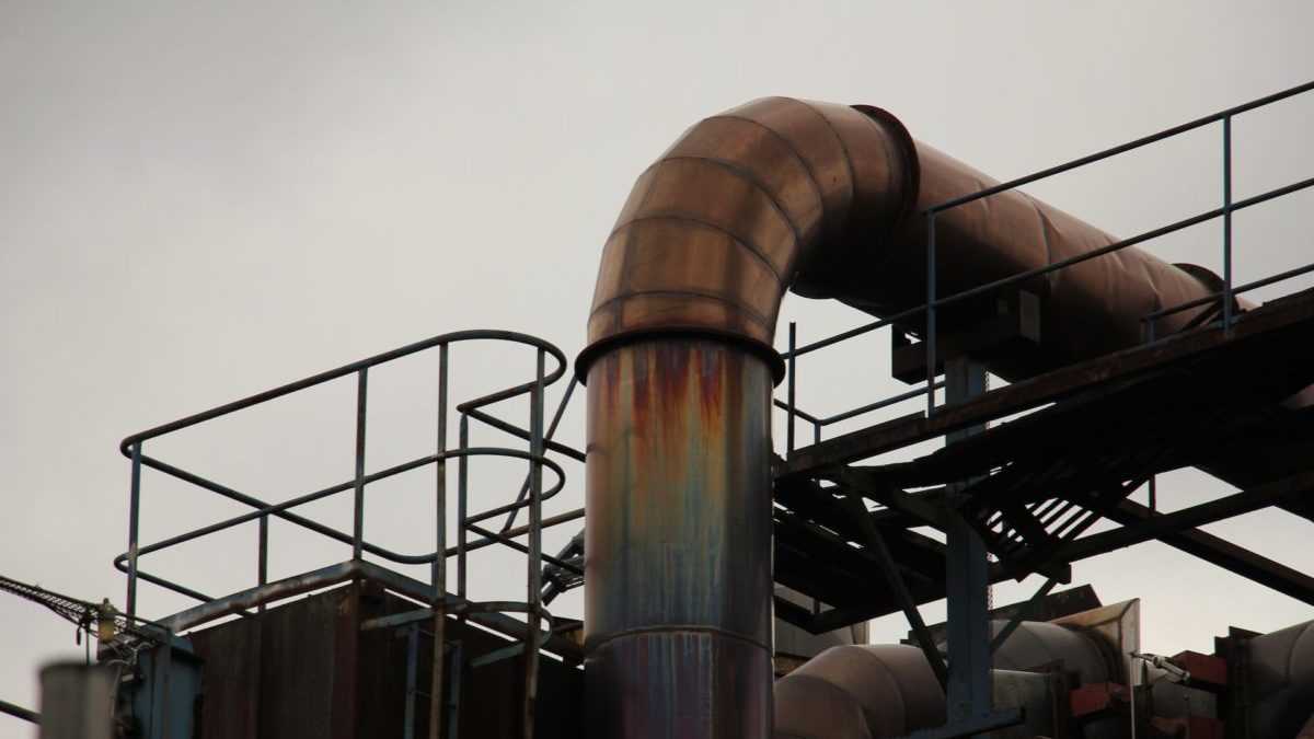 Ukrajinsk&eacute; drony zasiahli kľ&uacute;čov&uacute; ropn&uacute; stanicu v Rusku. Požiar a po&scaron;koden&eacute; z&aacute;sobn&iacute;ky m&ocirc;žu naru&scaron;iť export ropy