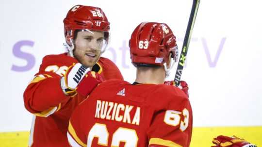 Slovenský hokejista Adam Ružička v drese Calgary Flames.